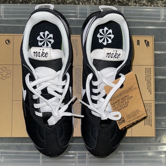 New NIKE Womens Air Max Pre-Day in Black/White-Mettalic Silver - Picture 8 of 16